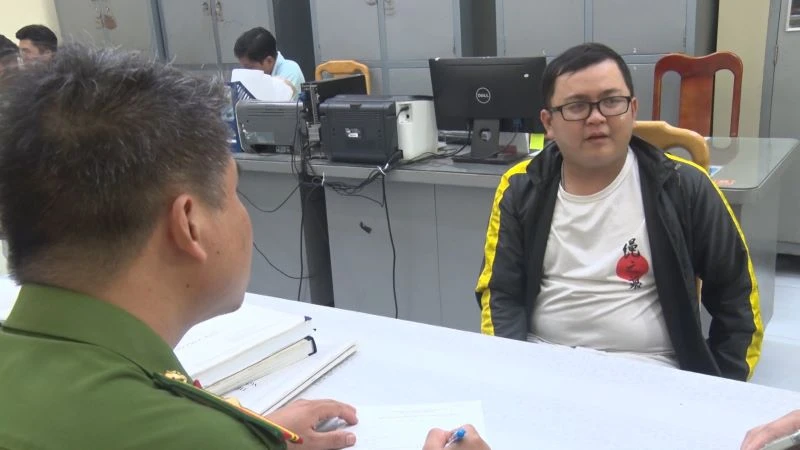 Đối tượng Từ Thanh Tùng tại cơ quan công an.