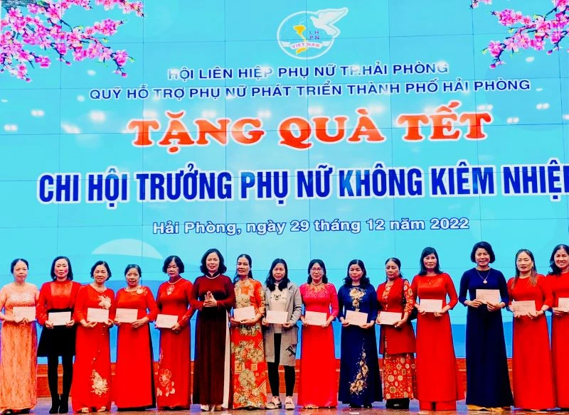 Trao quà Tết Quý Mão tặng 461 chi hội trưởng phụ nữ có hoàn cảnh khó khăn.