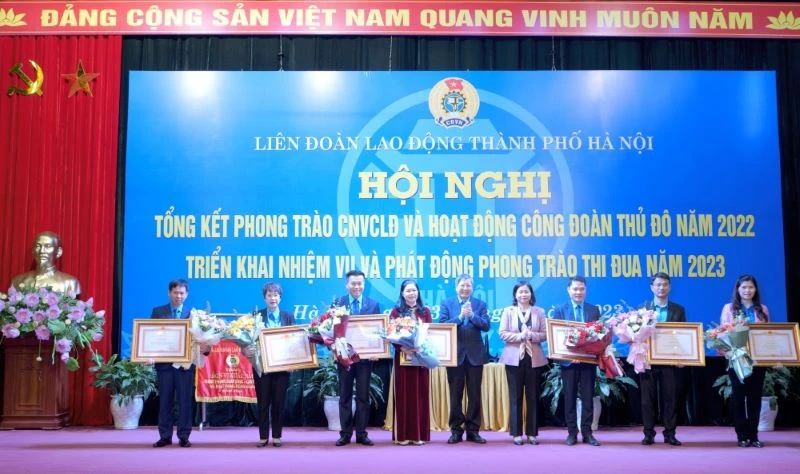 Trao Bằng khen của Thủ tướng Chính phủ tặng các tập thể, cá nhân.
