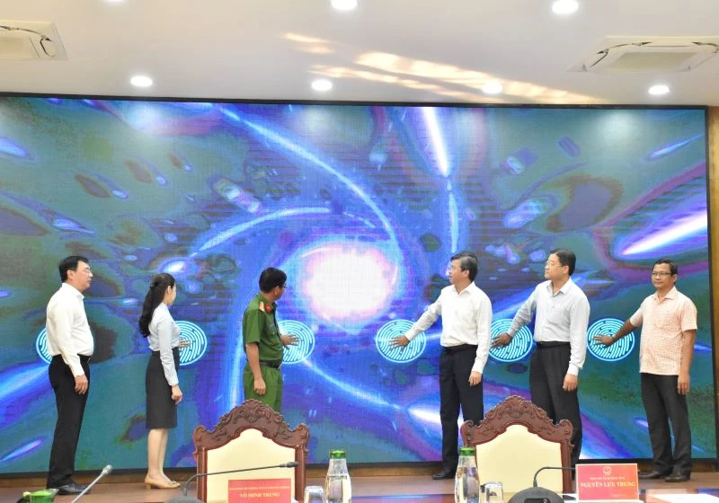Lãnh đạo tỉnh Kiên Giang thực hiện nghi thức vận hành hệ thống thông tin giải quyết thủ tục hành chính và kết nối cơ sở dữ liệu Quốc gia về dân cư. 