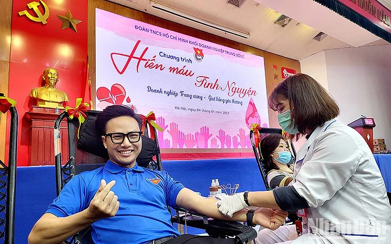Tình nguyện viên sôi nổi tham gia hiến máu tại chương trình “Doanh nghiệp Trung ương - Giọt hồng yêu thương”.
