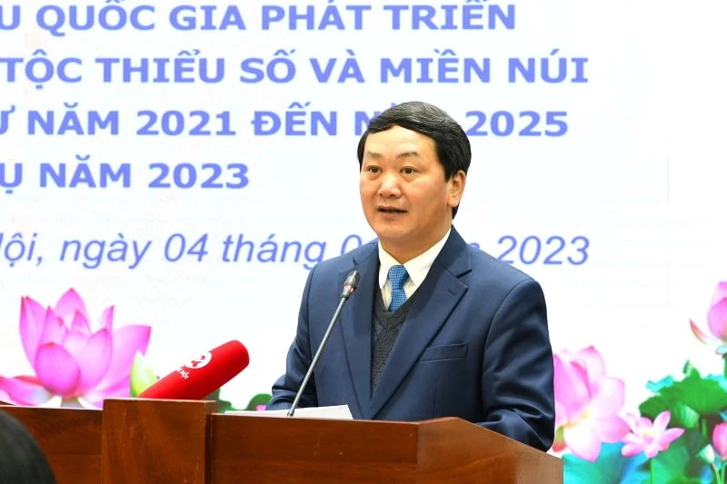 Bộ trưởng, Chủ nhiệm Ủy ban Dân tộc Hầu A Lềnh phát biểu tại Hội nghị.