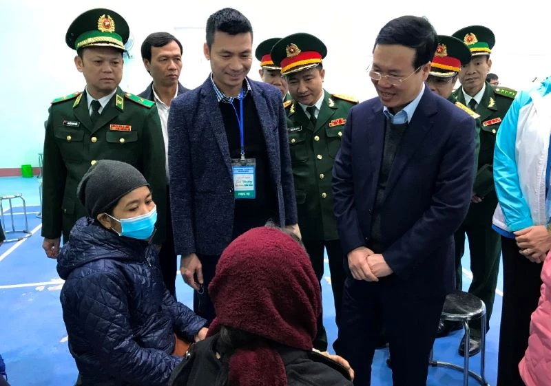 Đồng chí Võ Văn Thưởng và đoàn đại biểu động viên đội ngũ y, bác sĩ thực hiện nhiệm vụ và nhân dân đến khám chữa bệnh, cấp thuốc miễn phí. 