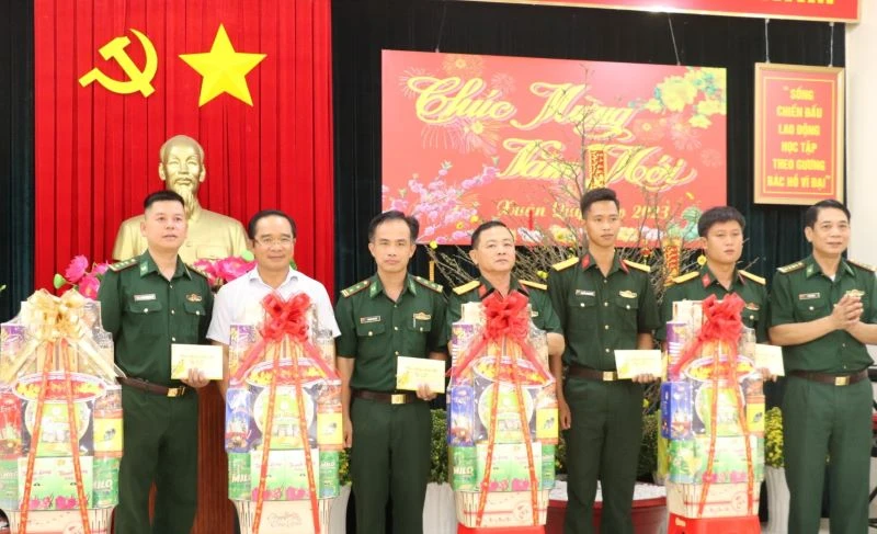 Bí thư Tỉnh ủy Long An Nguyễn Văn Được tặng quà cho các đơn vị đang làm nhiệm vụ trên khu vực biên giới tỉnh Long An. 