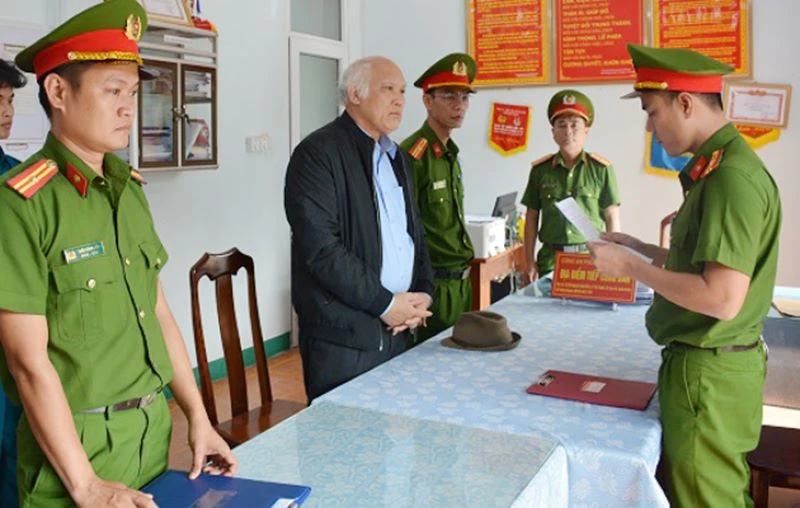 Công an tống đạt các quyết định đối với đối tượng Xa Văn Công. (Ảnh: CTV).