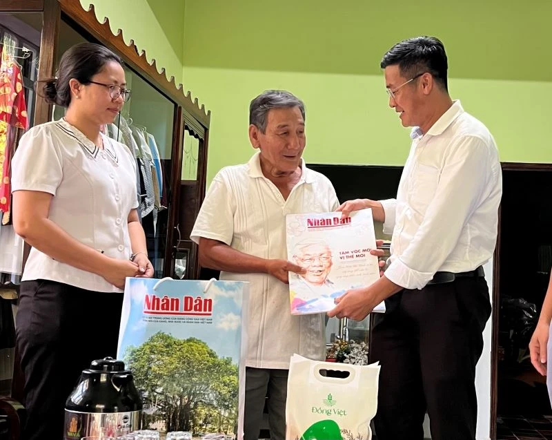 Đại diện Văn phòng Báo Nhân Dân tại Bình Phước tặng quà cho người nhiễm chất độc da cam tại ấp Chà là, xã Thanh Bình, huyện Hớn Quản.