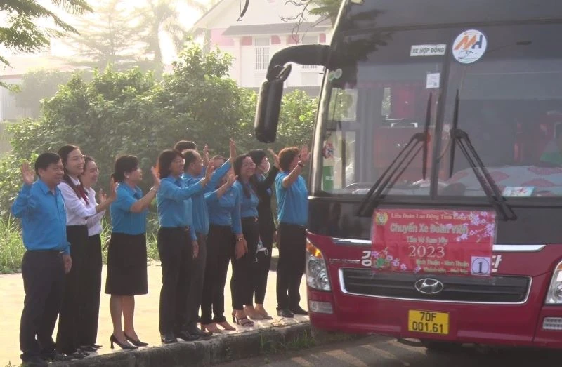 Lãnh đạo Liên đoàn Lao động Long An và mạnh thường quân chào tạm biệt công nhân trên các chuyến xe về quê đón Tết.