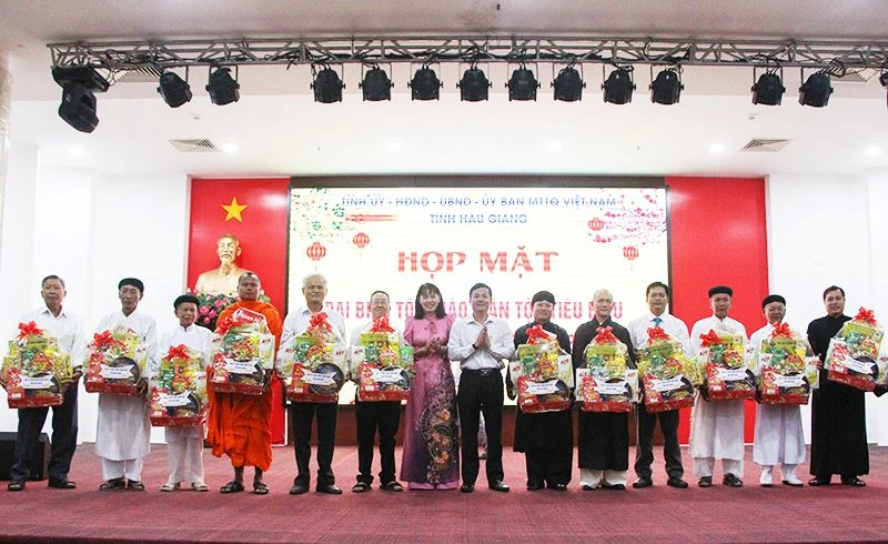 Lãnh đạo tỉnh Hậu Giang tặng quà cho các đại biểu.