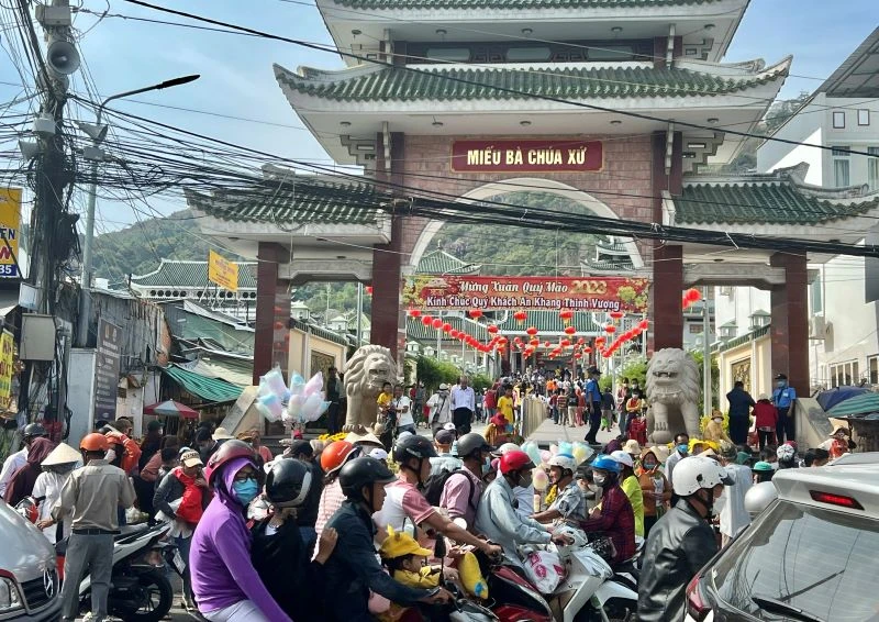 Dòng người, xe tiếp tục đổ về khu du lịch quốc gia Núi Sam trong ngày đầu năm mới. 