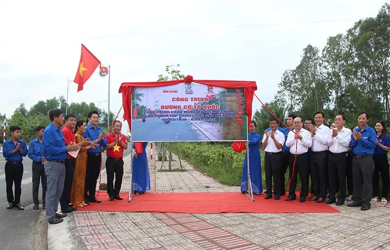 Nghi thức khánh thành công trình “Đường cờ Tổ quốc”.