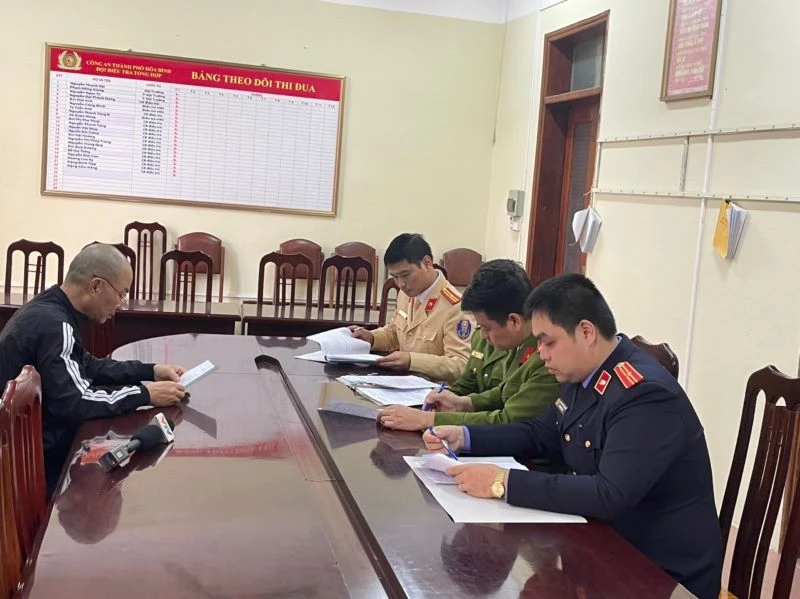 Tống đạt khởi tố vụ án, khởi tố bị can Đỗ Đình Tám. 