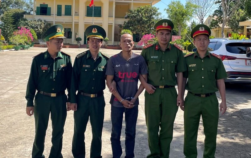 Đối tượng Vi May Ỏn (ở giữa) bị bắt ngay khi bị trao trả về Việt Nam.