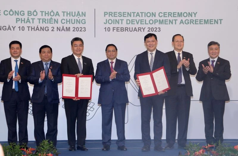 Đại diện lãnh đạo PTSC và Sembcorp trao thỏa thuận hợp tác.