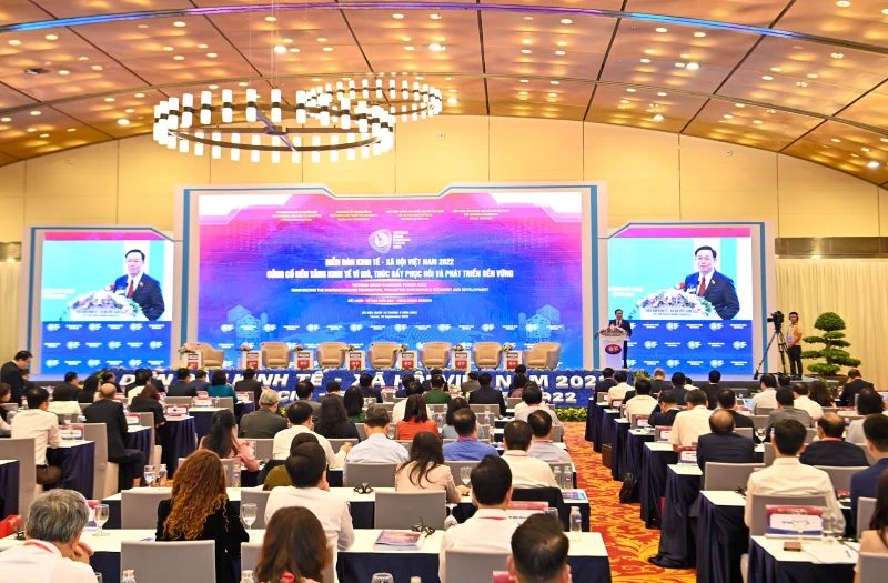 Chủ tịch Quốc hội Vương Đình Huệ phát biểu tại Diễn đàn Kinh tế-Xã hội Việt Nam 2022 với chủ đề "Củng cố nền tảng kinh tế vĩ mô, thúc đẩy phục hồi và phát triển bền vững" do Ủy ban Kinh tế của Quốc hội, Ban Kinh tế Trung ương Đảng, Học viện Chính trị Quốc gia Hồ Chí Minh và Viện Hàn lâm Khoa học xã hội Việt Nam phối hợp tổ chức ngày 18/9/2022. (Ảnh: DUY LINH)