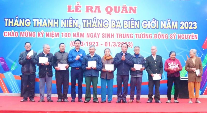 Các đại biểu tặng quà cho gia đình chính sách xã Quảng Trung.