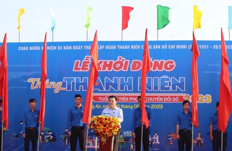 Phó Bí thư Thường trực Tỉnh ủy Long An trao cờ cho Tỉnh đoàn Long An khởi động tháng Thanh niên 2023. 