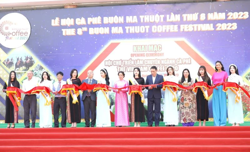 Các đại biểu cắt băng khai mạc Hội chợ triển lãm chuyên ngành cà-phê năm 2023.