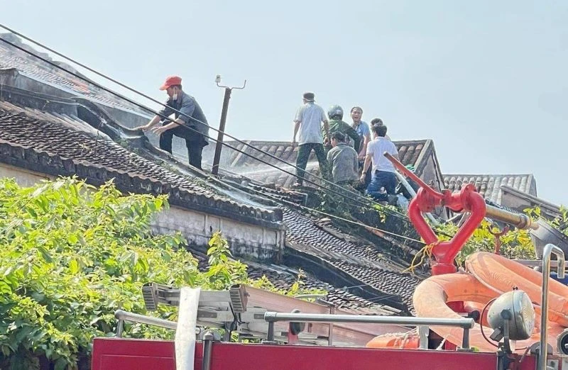Lực lượng chức năng dập tắt đám cháy tại khu phố cổ Hội An.