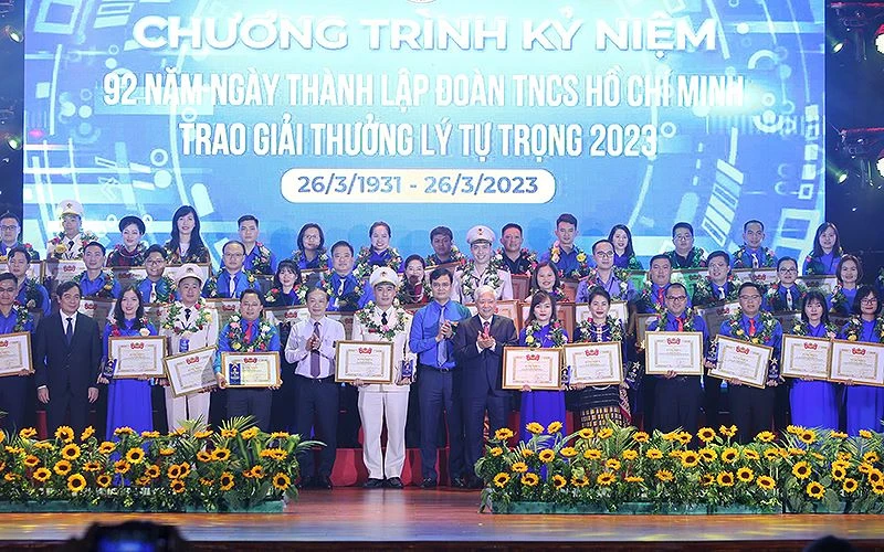 Các đồng chí lãnh đạo Đảng, Nhà nước, các bộ, ban, ngành, đoàn thể cùng những cán bộ Đoàn xuất sắc nhận Giải thưởng Lý Tự Trọng năm 2023.