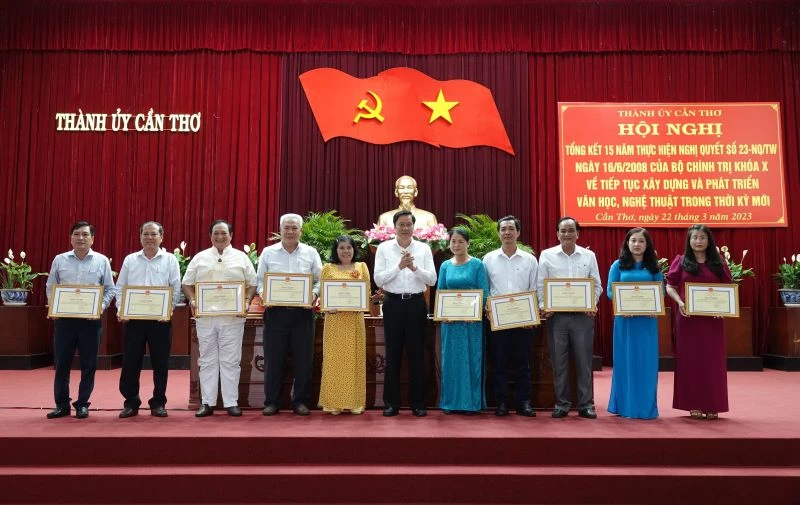 Lãnh đạo thành phố Cần Thơ tặng Bằng khen cho 10 tập thể có thành tích xuất sắc trong thực hiện Nghị quyết số 23-NQ/TW.
