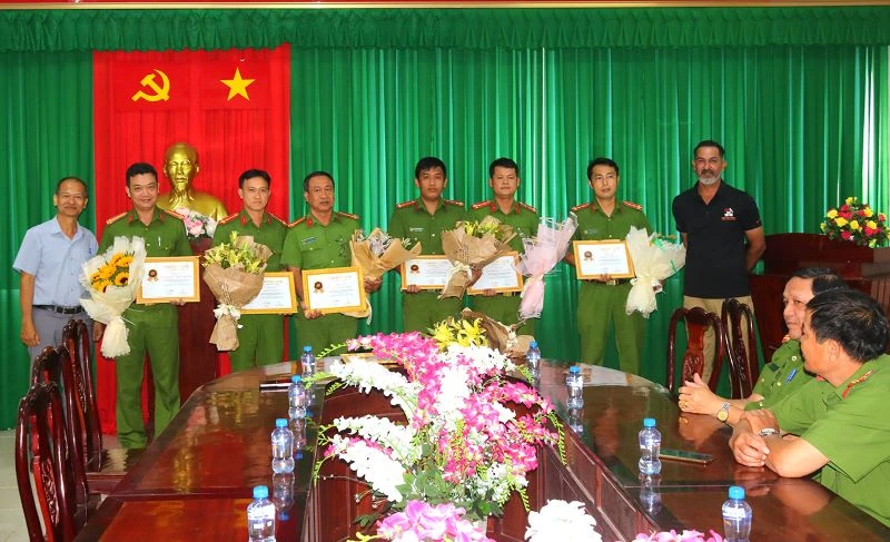 Đại diện Tổ chức cứu hộ động vật Soi Dog Foundation trao giấy khen cho Phòng Cảnh sát môi trường, Công an tỉnh Đồng Tháp.