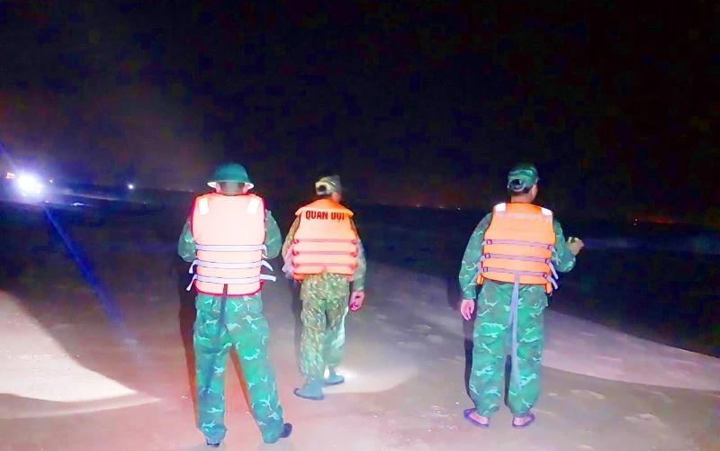 Cán bộ, chiến sĩ Đồn biên phòng Bình Minh triển khai tìm kiếm ngay từ đêm qua đến nay, nhưng chưa tìm thấy nạn nhân. (Ảnh: BP)