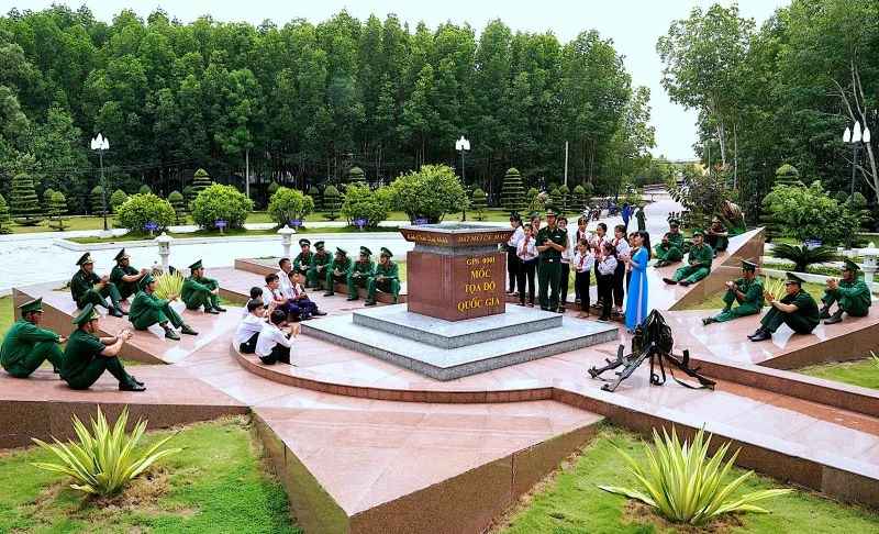 Cột mốc tọa độ quốc gia ở mũi Cà Mau ghi dấu lãnh thổ Việt Nam trên đất liền. (Ảnh: Cà Mau Tourism)