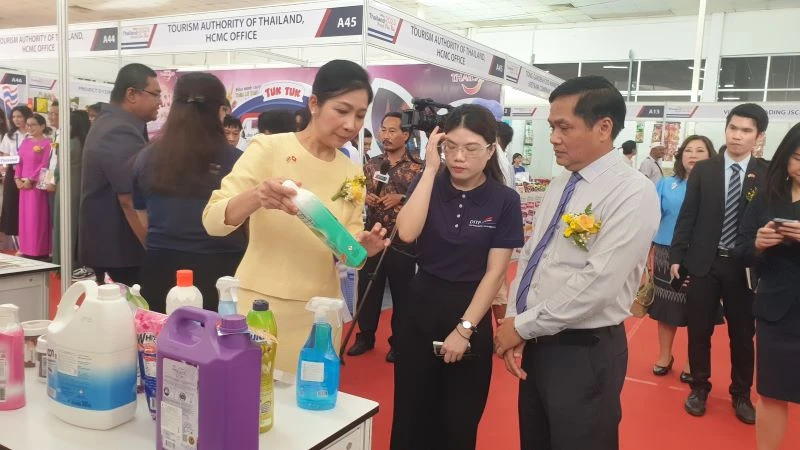Các đại biểu tham quan hàng hóa Thái Lan trưng bày tại Cần Thơ.