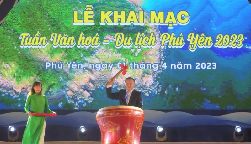 Phó Chủ tịch Ủy ban nhân dân tỉnh Phú Yên Đào Mỹ đánh trống khai mạc Tuần Văn hóa-Du lịch Phú Yên năm 2023.