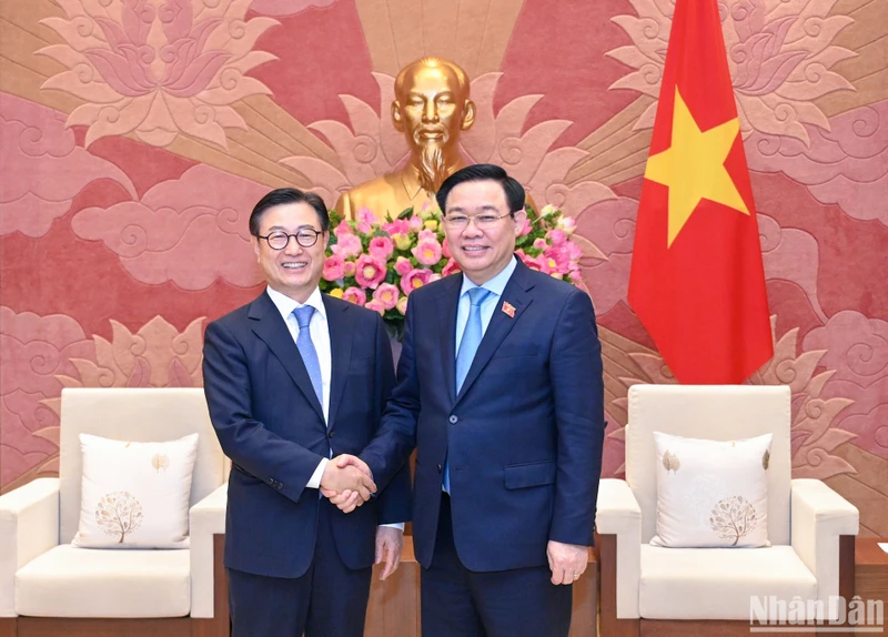 Chủ tịch Quốc hội Vương Đình Huệ và Tổng Giám đốc Công ty luật Kim&Chang Chung Kye Sung tại buổi tiếp. (Ảnh: Duy Linh)