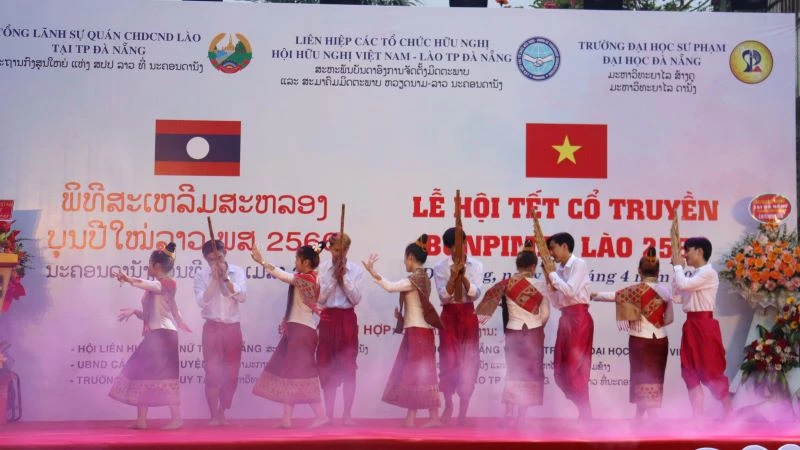 Biểu diễn các tiết mục văn nghệ Lào.