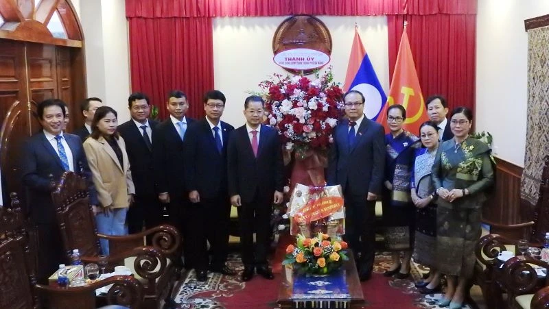 Đồng chí Nguyễn Văn Quảng và lãnh đạo Đà Nẵng tặng hoa chúc mừng cán bộ, nhân viên Tổng Lãnh sự Lào tại Đà Nẵng.