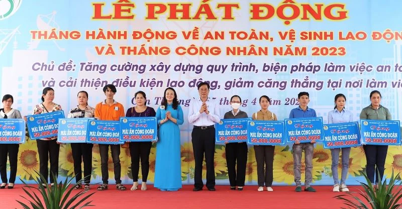 Lãnh đạo thành phố Cần Thơ trao “mái ấm Công đoàn” cho công nhân khó khăn về nhà ở.