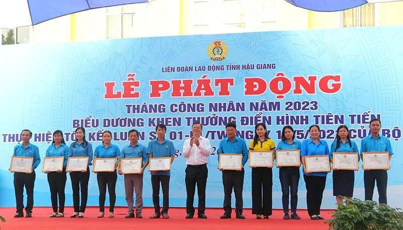 Biểu dương các tập thể điển hình trong học tập và làm theo tư tưởng, đạo đức, phong cách Hồ Chí Minh.