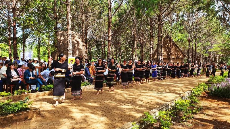 Biểu diễn cồng chiêng đón khách đến với lễ hội.