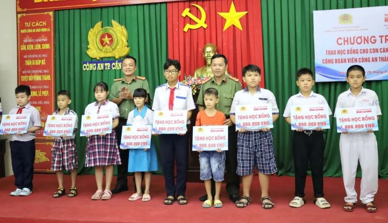 Đại diện lãnh đạo Công an Cần Thơ trao học bổng cho các em. 