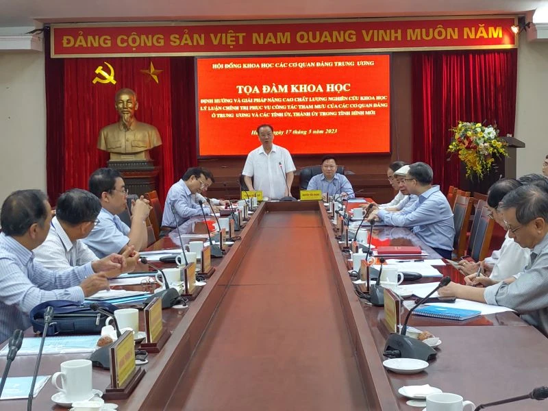 Giáo sư, Tiến sĩ Phùng Hữu Phú, Chủ tịch Hội đồng khoa học các cơ quan Đảng Trung ương kết luận tọa đàm.