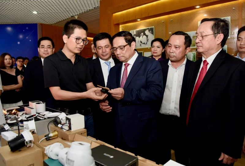 Thủ tướng Phạm Minh Chính tham quan giải pháp, sản phẩm khoa học công nghệ.