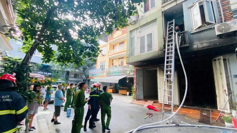 Lực lượng chức năng có mặt dập tắt hoàn toàn đám cháy.