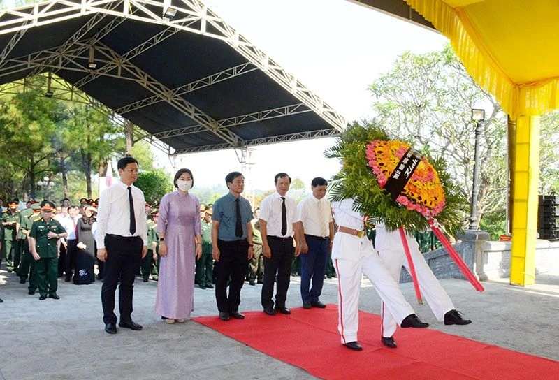 Các đồng chí lãnh đạo Tỉnh ủy, UBND tỉnh và các ban, ngành dâng hương, tưởng nhớ các anh hùng liệt sĩ đã hi sinh trên đất nước bạn Lào.