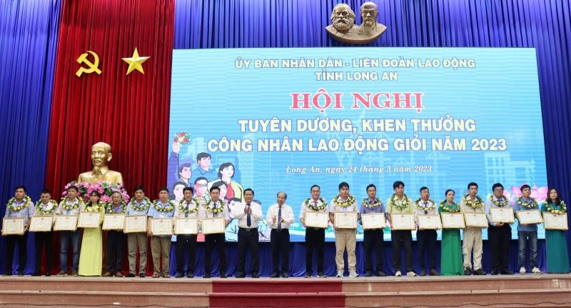 Lãnh đạo UBND tỉnh Long An và Ban Tuyên giáo tỉnh trao Bằng khen và hoa chúc mừng của Chủ tịch UBND tỉnh Long An cho công nhân lao động giỏi.