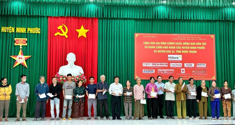 Lãnh đạo Đoàn công tác Cơ quan Thường trực Ban Tuyên giáo Trung ương khu vực miền Nam tặng quà cho các gia đình chính sách, đồng bào dân tộc thiểu số nghèo tại hai huyện Ninh Phước và huyện Bác Ái.