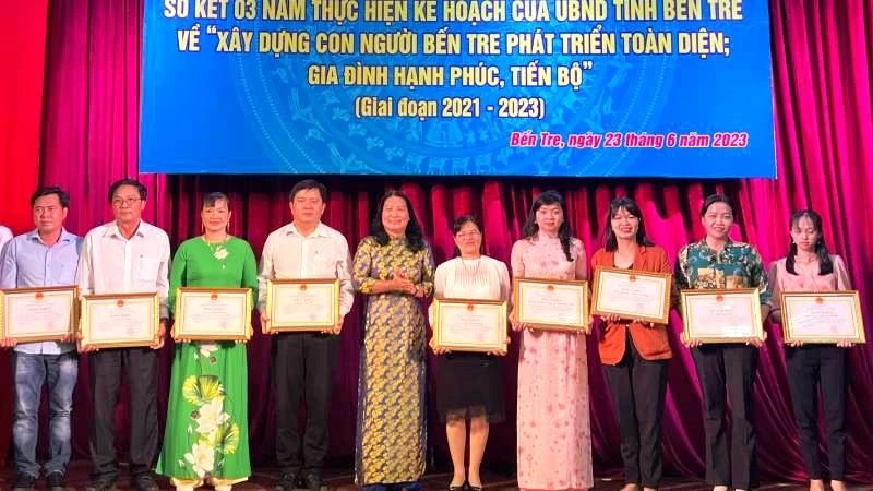 Trao bằng khen cho các tập thể, hộ gia đình và cá nhân đạt thành tích xuất sắc trong xây dựng con người Bến Tre phát triển toàn diện và gia đình hạnh phúc, tiến bộ.
