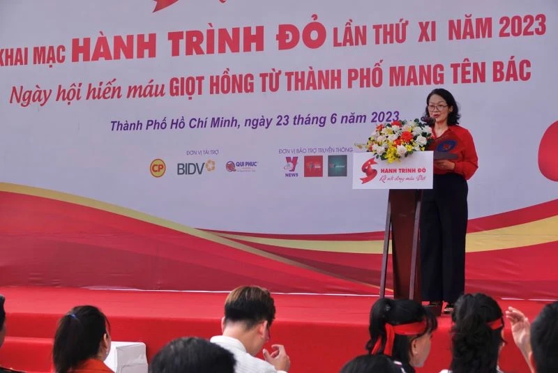 Bà Bùi Thị Hòa, Chủ tịch Trung ương Hội Chữ Thập đỏ Việt Nam, phát biểu tại lễ khai mạc.