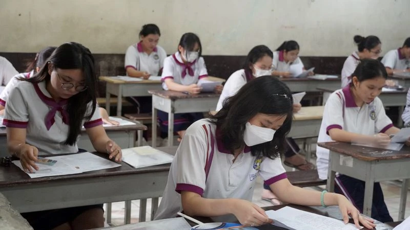 Các thí sinh đến điểm thi Trường THPT Trưng Vương, Quận 1, Thành phố Hồ Chí Minh nghe phổ biến quy chế thi.