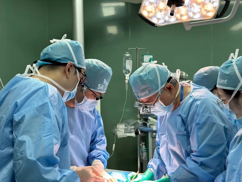 Đội ngũ y, bác sĩ tham gia chương trình Phẫu thuật nụ cười miễn phí cho trẻ em Việt Nam dị tật hàm mặt tại Quảng Ngãi đang tiến hành phẫu thuật (ảnh SK)