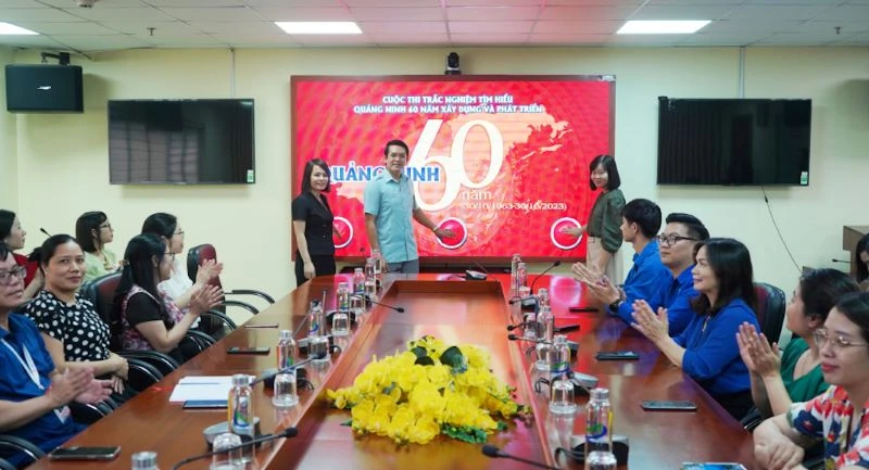 Các đại biểu ấn nút khởi động Cuộc thi trắc nghiệm tìm hiểu "Quảng Ninh 60 năm xây dựng và phát triển".