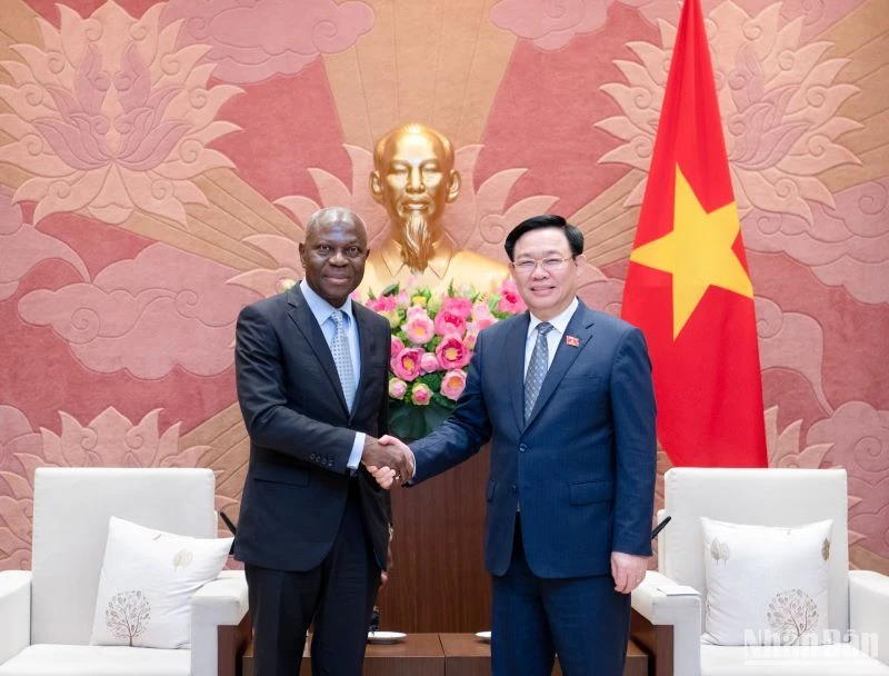 Chủ tịch Quốc hội Vương Đình Huệ tiếp Tổng Giám đốc ILO Gilbert F. Houngbo. Ảnh: DUY LINH