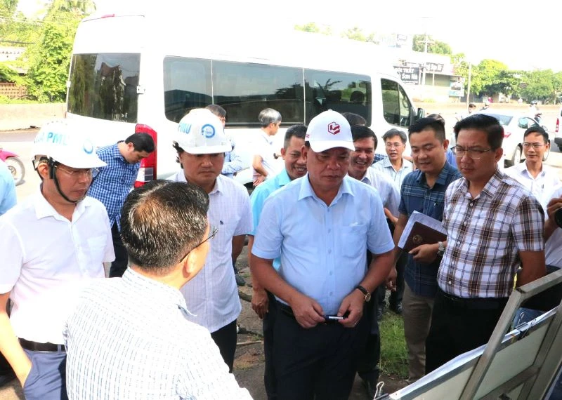 Phó Chủ tịch Ủy ban nhân dân tỉnh Đồng Nai Võ Tấn Đức kiểm tra tiến độ giải phóng mặt bằng dự án hai tuyến giao thông kết nối sân bay Long Thành.