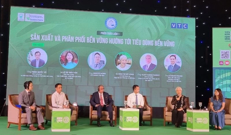 Các diễn giả tham gia thảo luận tại diễn đàn.
